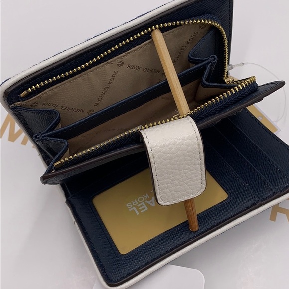 MICHAEL KORS JET SET TRAVEL MD BFLD ZIP CN - Picture 12 of 16